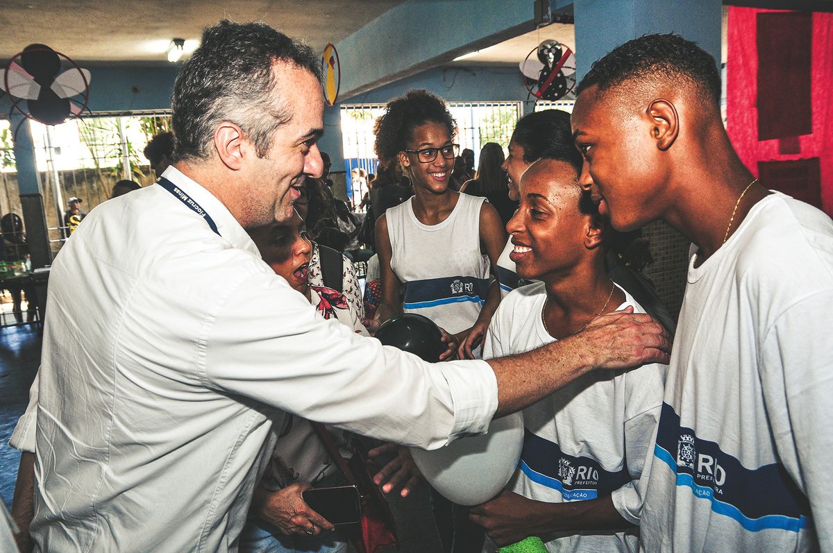 Vector biologist Luciano Moreira talks about Wolbachia to teenagers in the city of Rio de Janeiro, Brazil. Vector biologist Luciano Moreira talks about Wolbachia to teenagers in the city of Rio de Janeiro, Brazil.