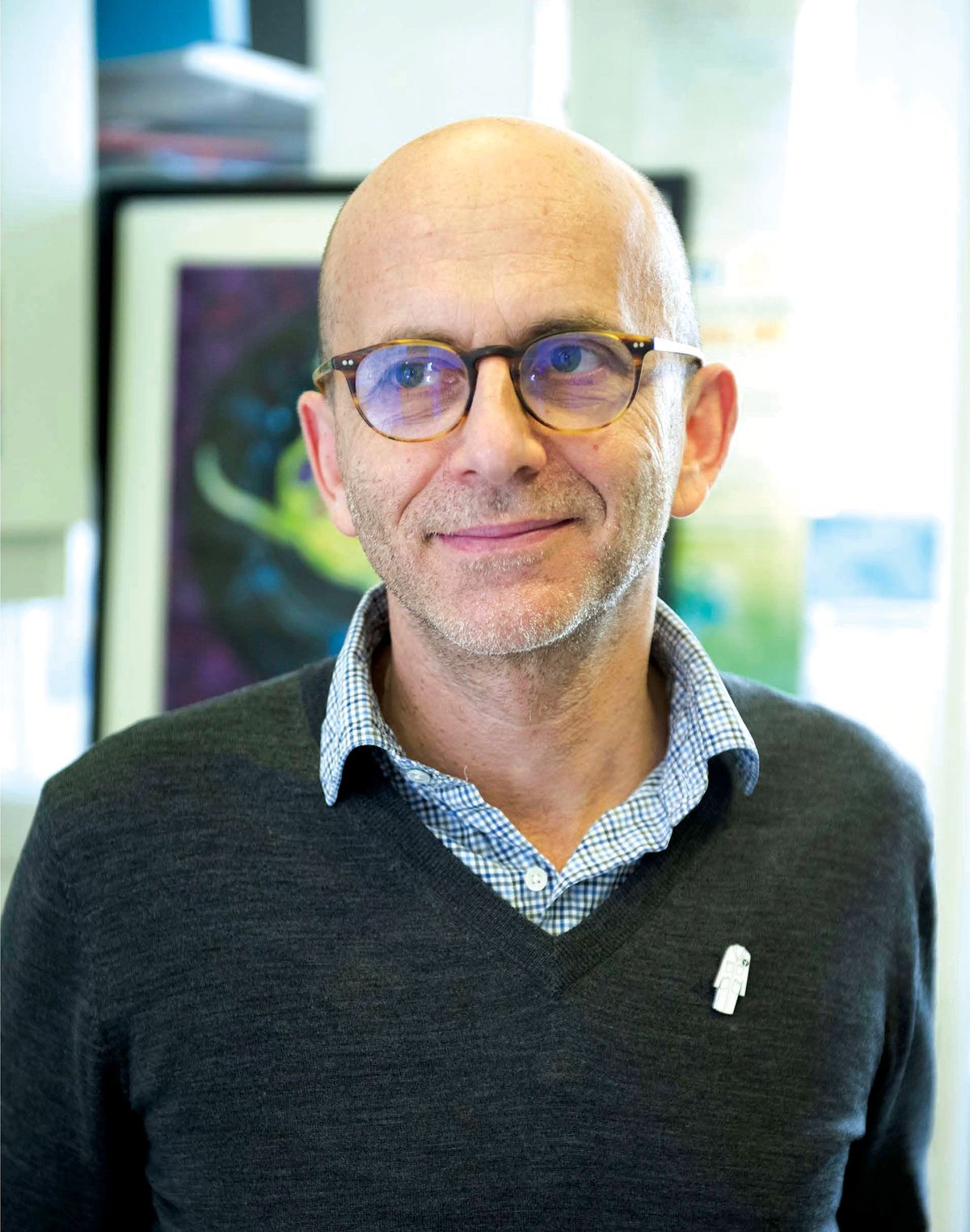 Olivier Schwartz, a virologist at the Pasteur Institute, studies HIV and other human pathogenic viruses. He wears a gray pullover and glasses. Olivier Schwartz, a virologist at the Pasteur Institute, studies HIV and other human pathogenic viruses. He wears a gray pullover and glasses.